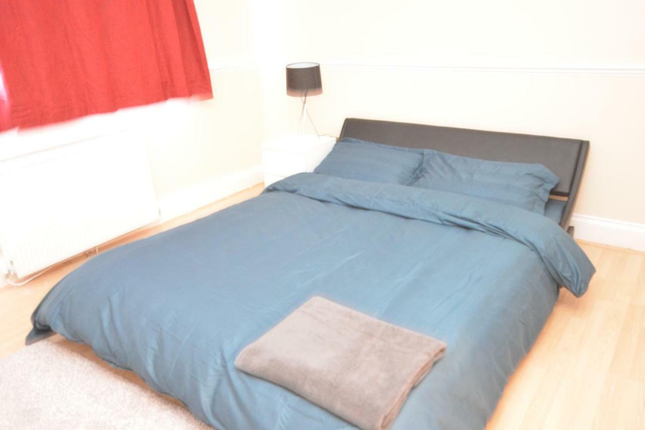 Four Bedroom Townhouse 12 Minutes Walk To Excel Exhibition Centre *