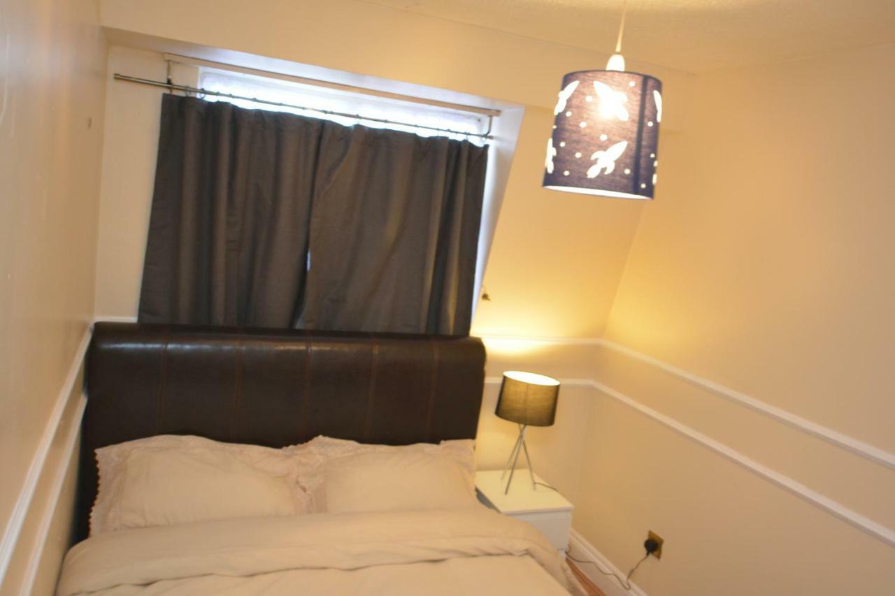 Four Bedroom Townhouse 12 Minutes Walk To Excel Exhibition Centre Holiday home *