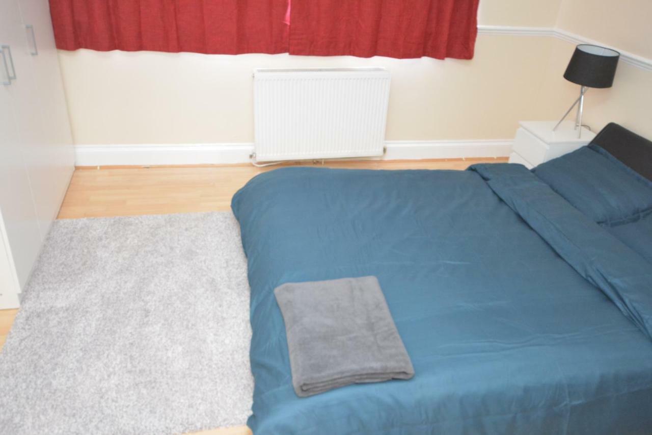 Four Bedroom Townhouse 12 Minutes Walk To Excel Exhibition Centre *