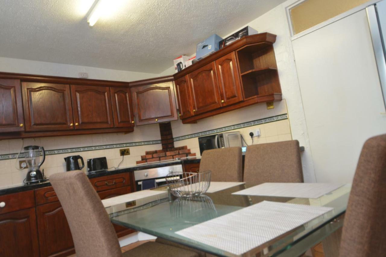 Four Bedroom Townhouse 12 Minutes Walk To Excel Exhibition Centre Holiday home London