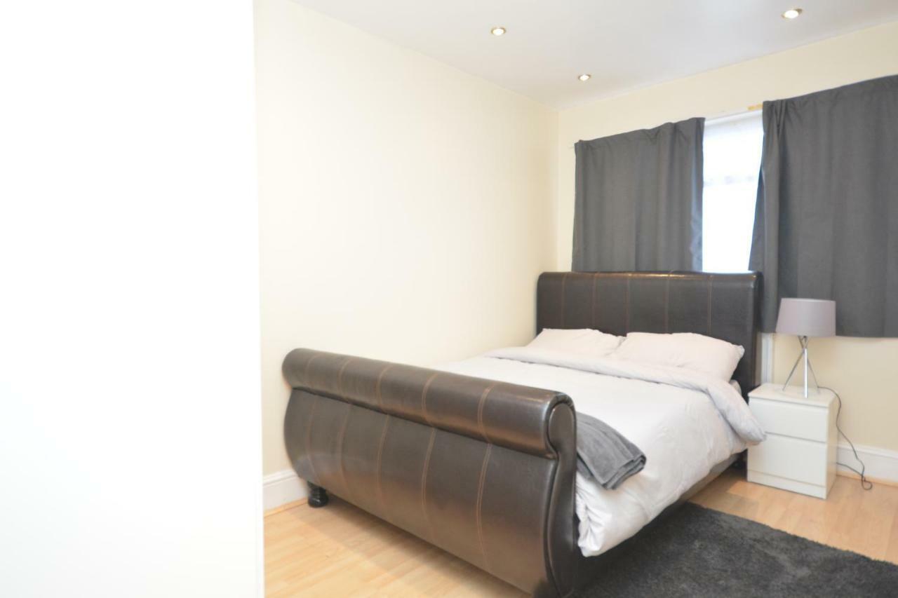 Four Bedroom Townhouse 12 Minutes Walk To Excel Exhibition Centre * London