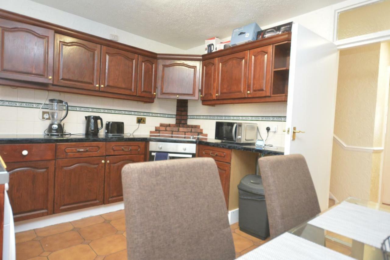 Four Bedroom Townhouse 12 Minutes Walk To Excel Exhibition Centre *