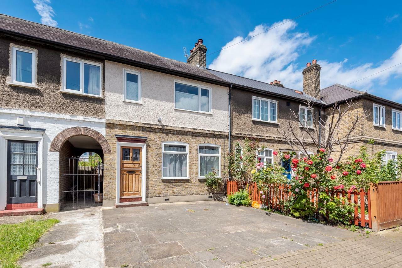 Lovely Three Bedroomed House, Parking 2 Cars Holiday home London