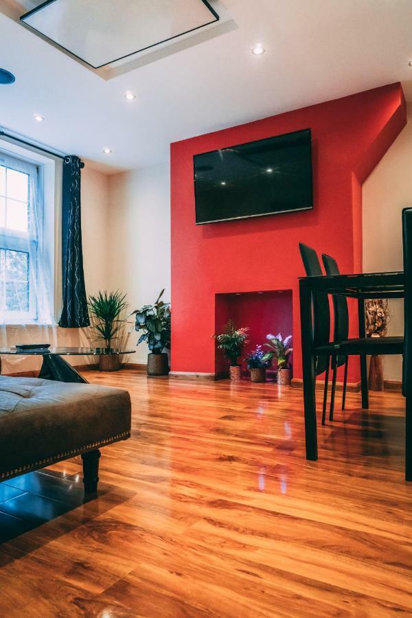Quality Stay,2 Bed Near The Centre, 2min Walk From Metro Station Apartment