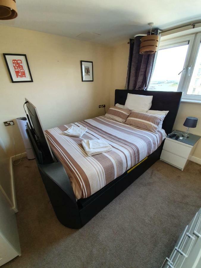Affluent Riverside Sark Tower Apartment *