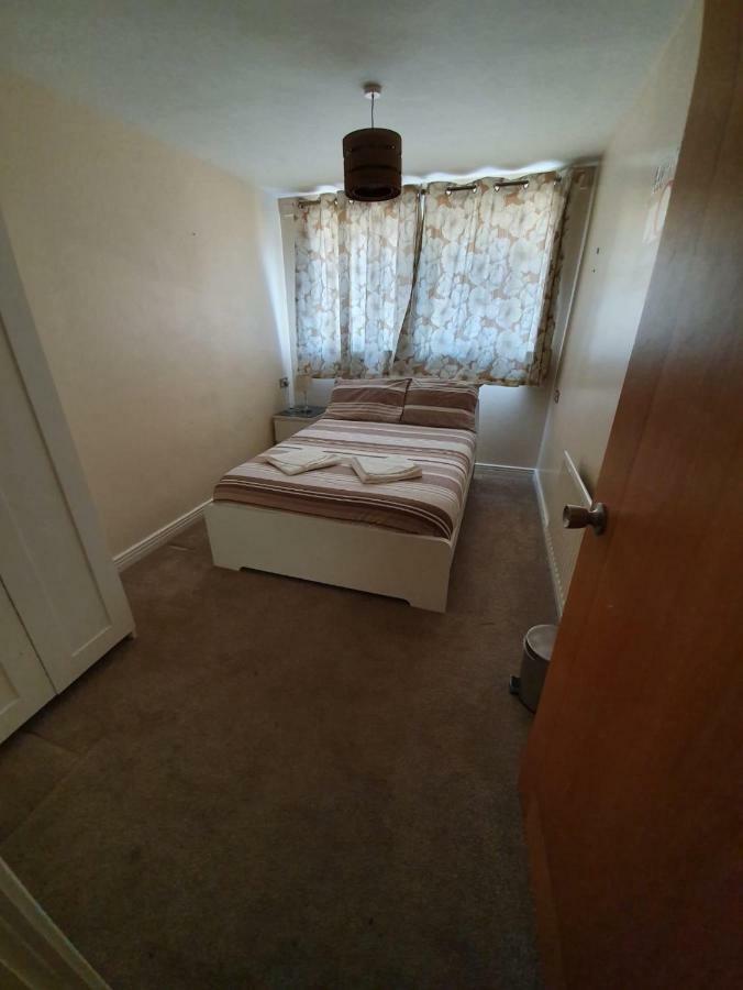 Affluent Riverside Sark Tower Apartment