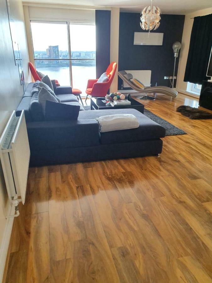 Affluent Riverside Sark Tower Apartment *