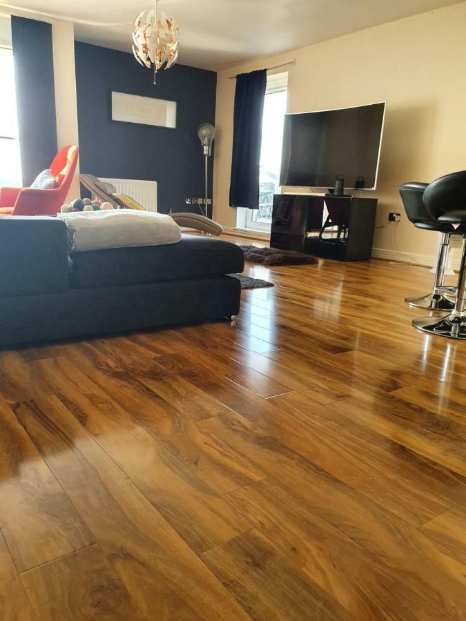 Affluent Riverside Sark Tower Apartment
