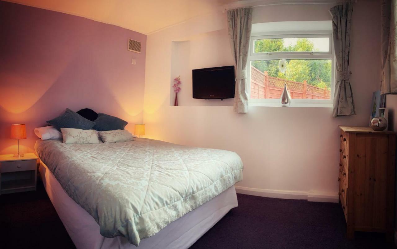 Paul's Place Near Heathrow * London