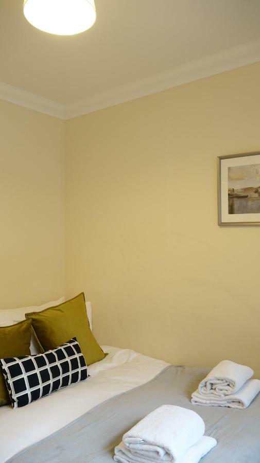 Heathrow Ensuite Rooms- Auto Check In Stanwell