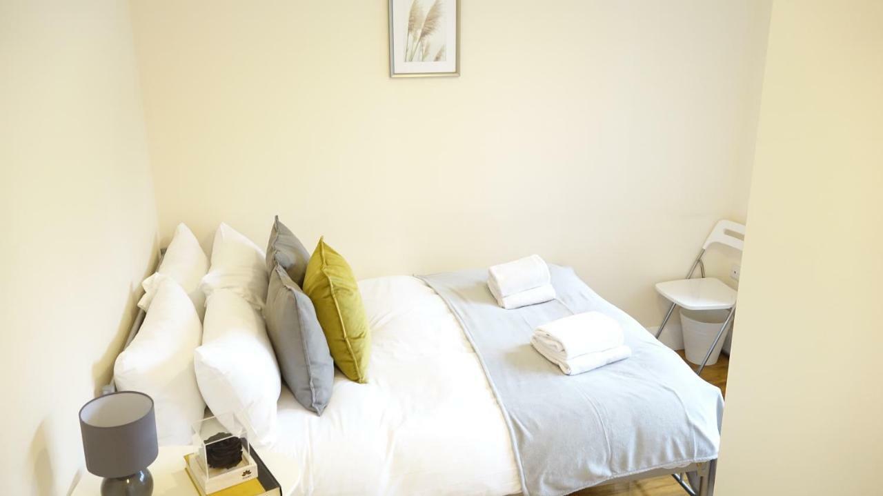 Heathrow Ensuite Rooms- Auto Check In Homestay *