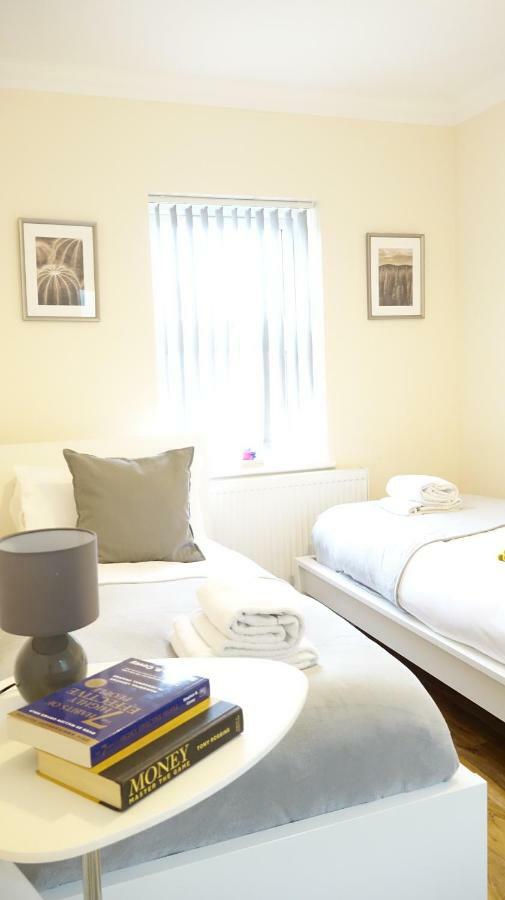 Heathrow Ensuite Rooms- Auto Check In Homestay