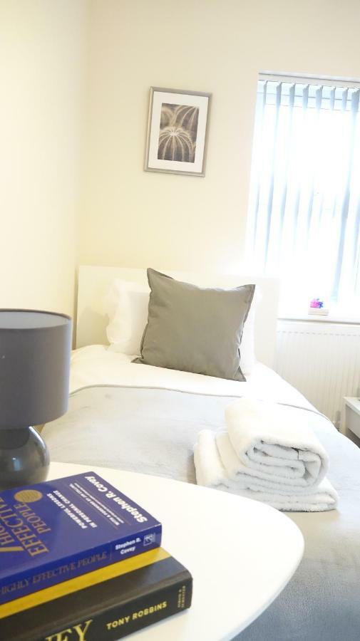 Homestay Heathrow Ensuite Rooms- Auto Check In Stanwell