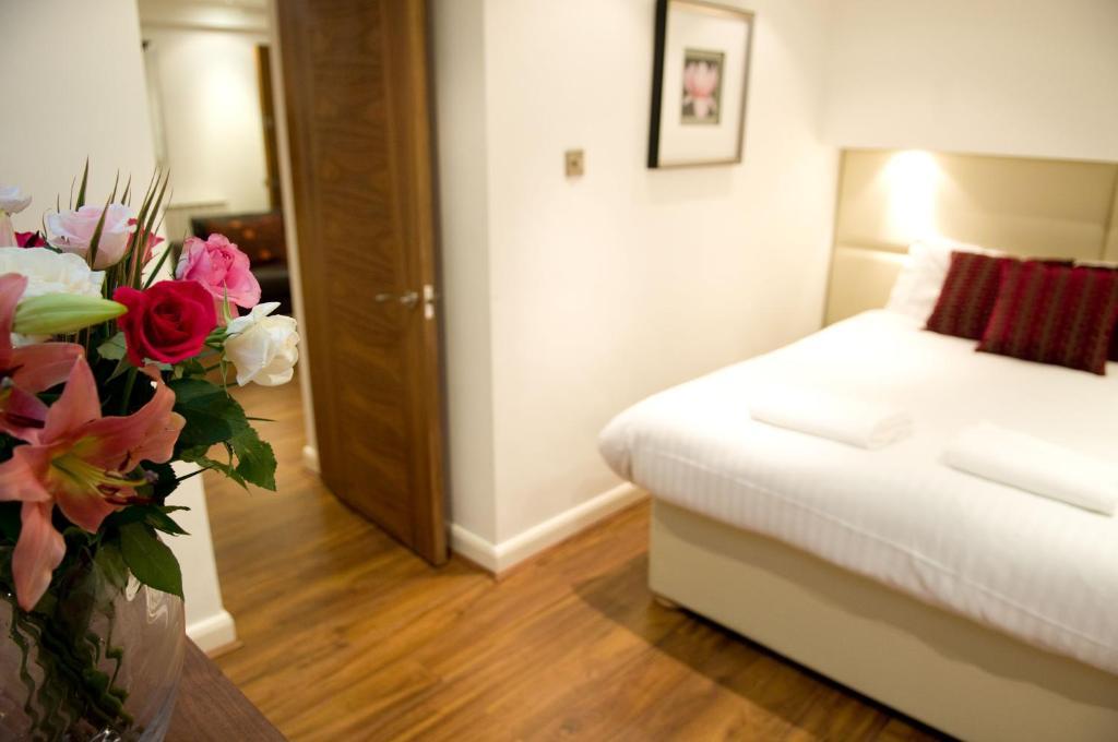 Hotel Mayfair Court Service