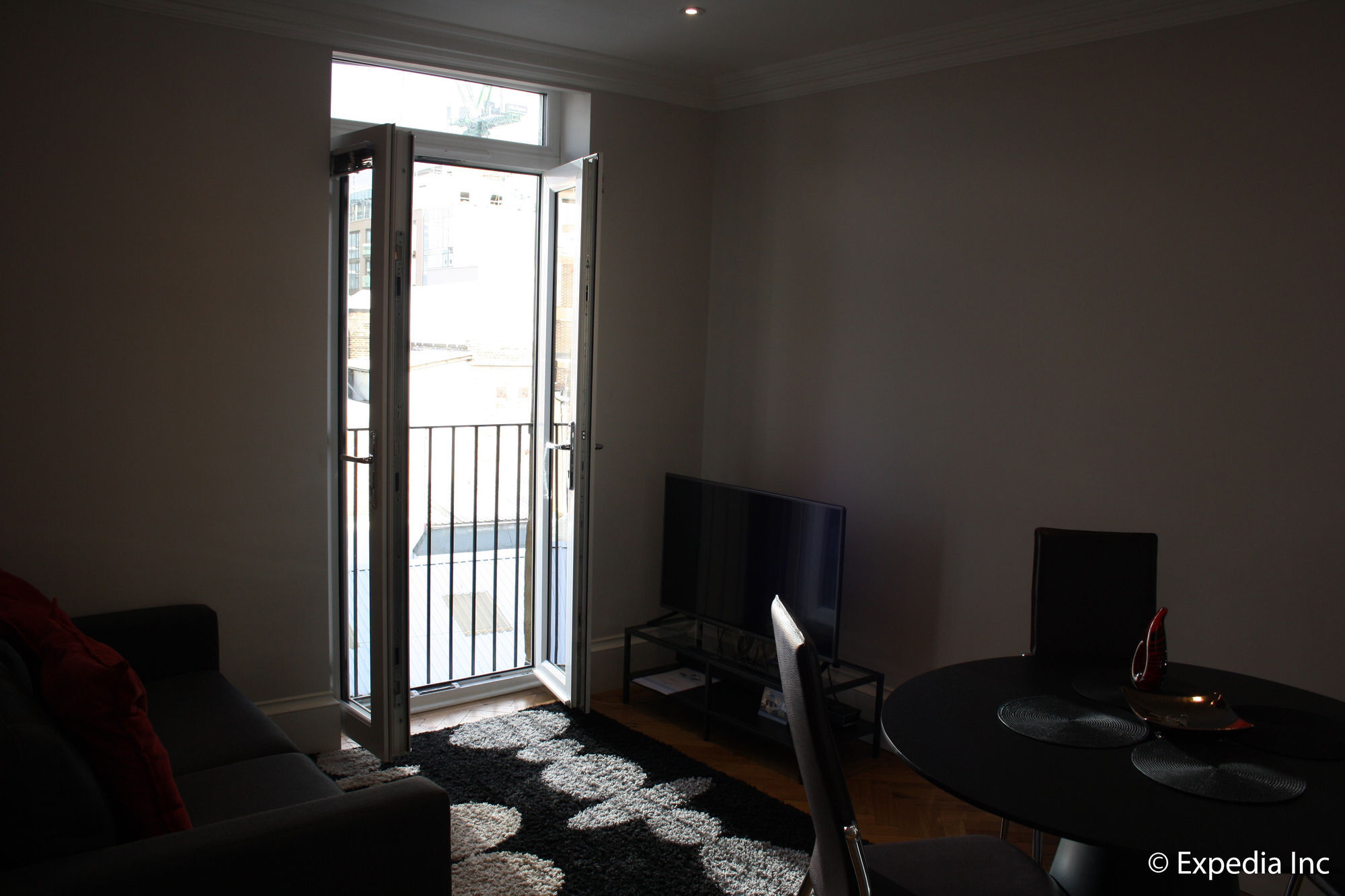 Barons Court Apartment *