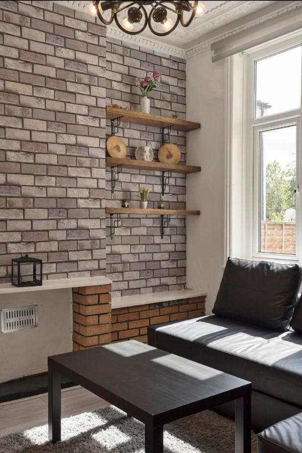 89 Mayes Road * London