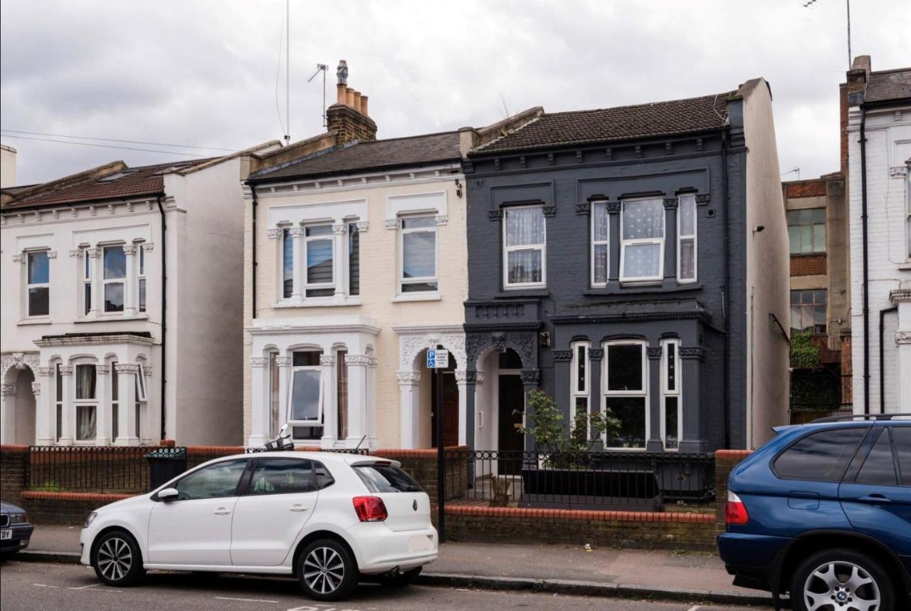 89 Mayes Road * London