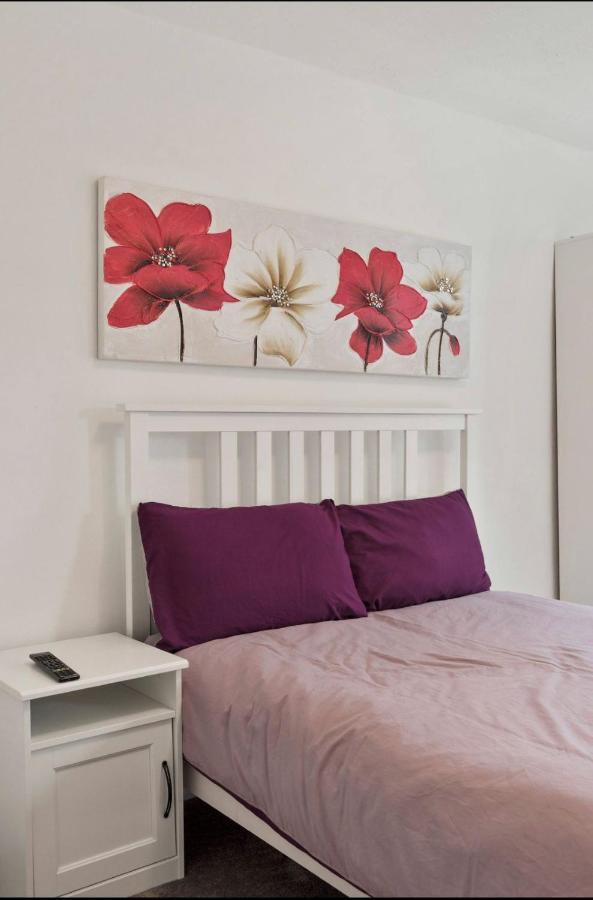 89 Mayes Road * London