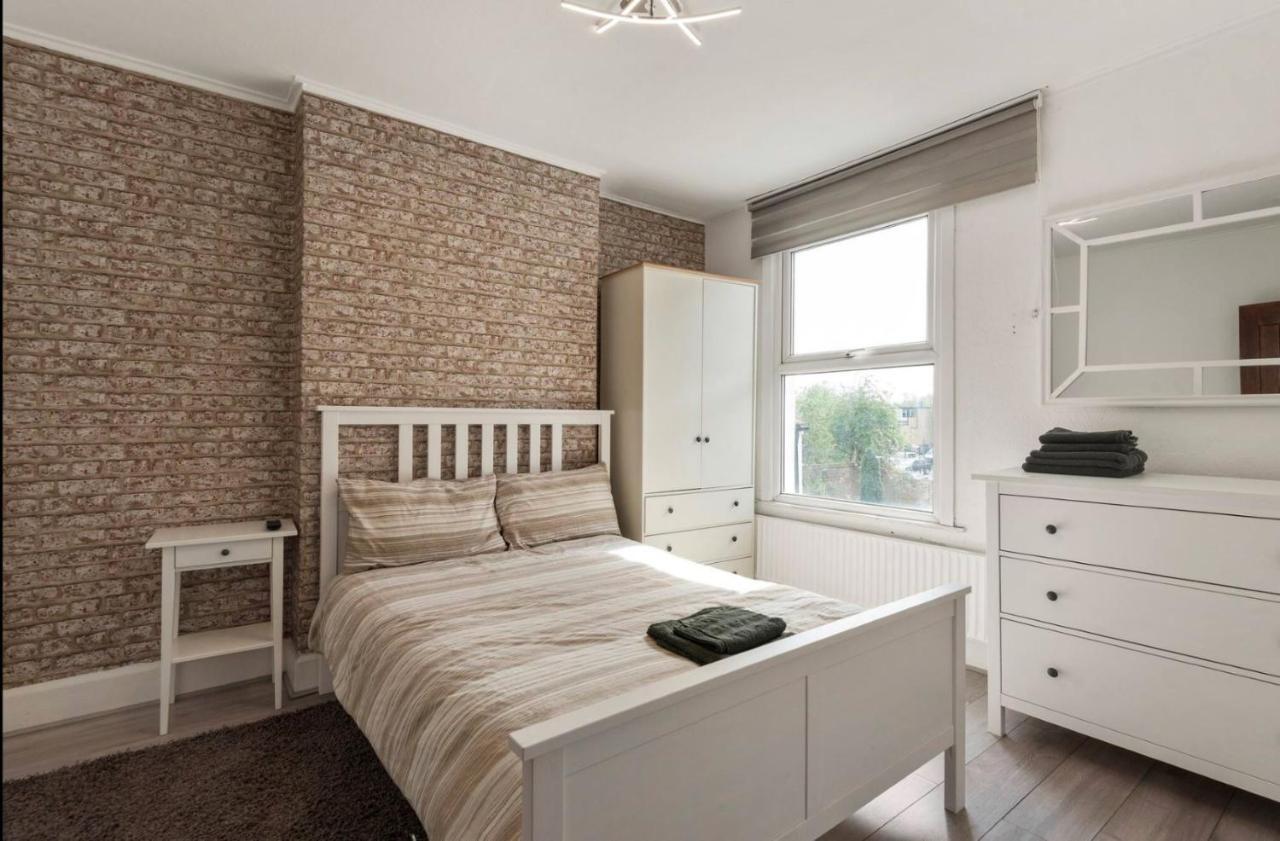 89 Mayes Road * London