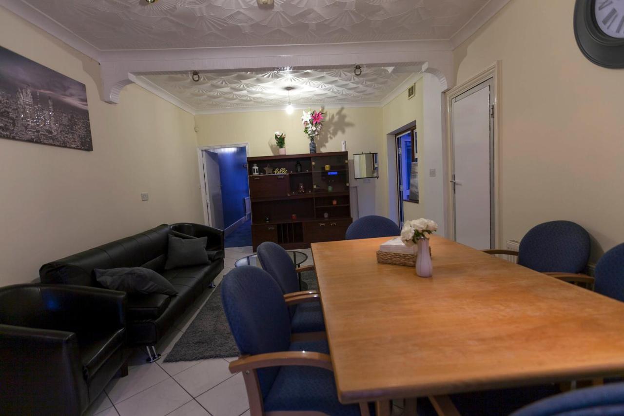 Guest house Adam Short London