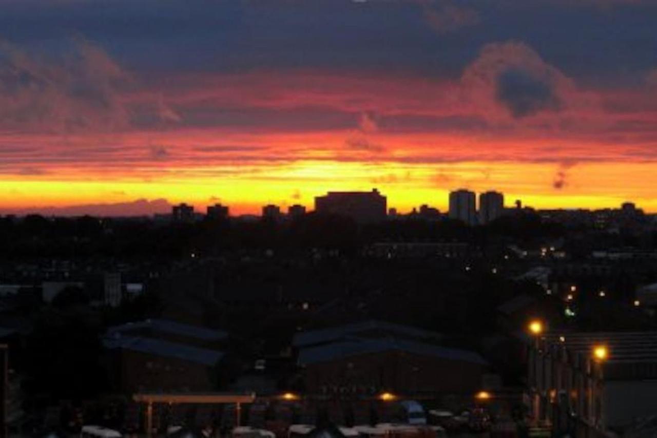 Apartment Chelsea / Imperial Wharf - Bright, Modern, Sunset View *