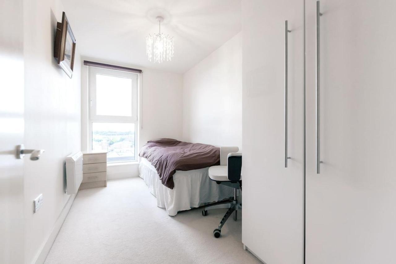 Chelsea / Imperial Wharf - Bright, Modern, Sunset View Apartment *