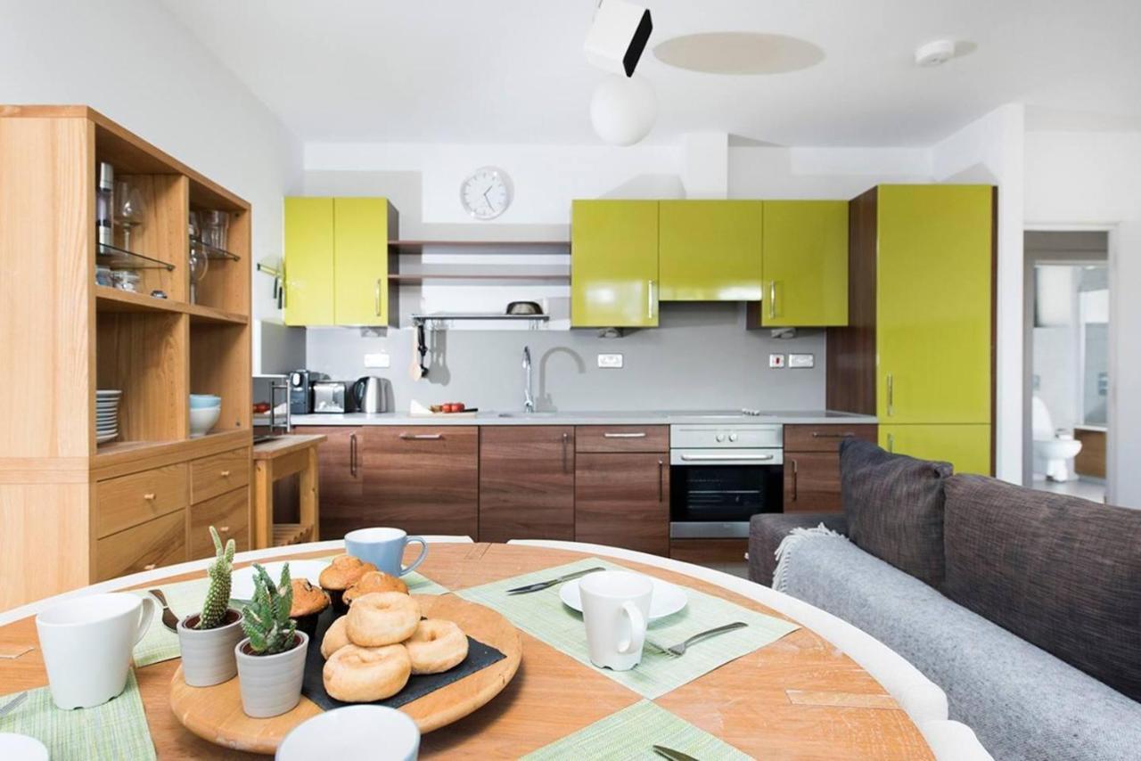 Apartment Stylish 2 Bedroom Flat With Balcony In London