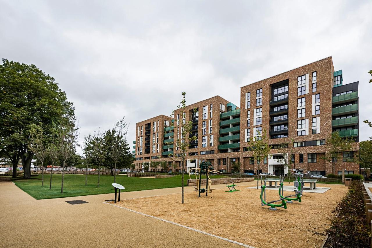Chiswick Park 3 Bed 3 Bath West London - Parking Apartment *