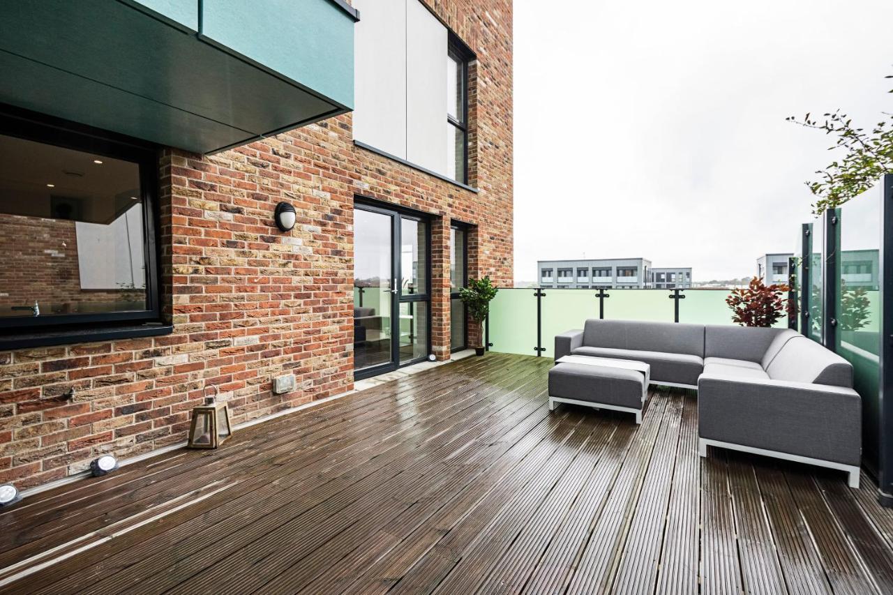 Chiswick Park 3 Bed 3 Bath West London - Parking * London
