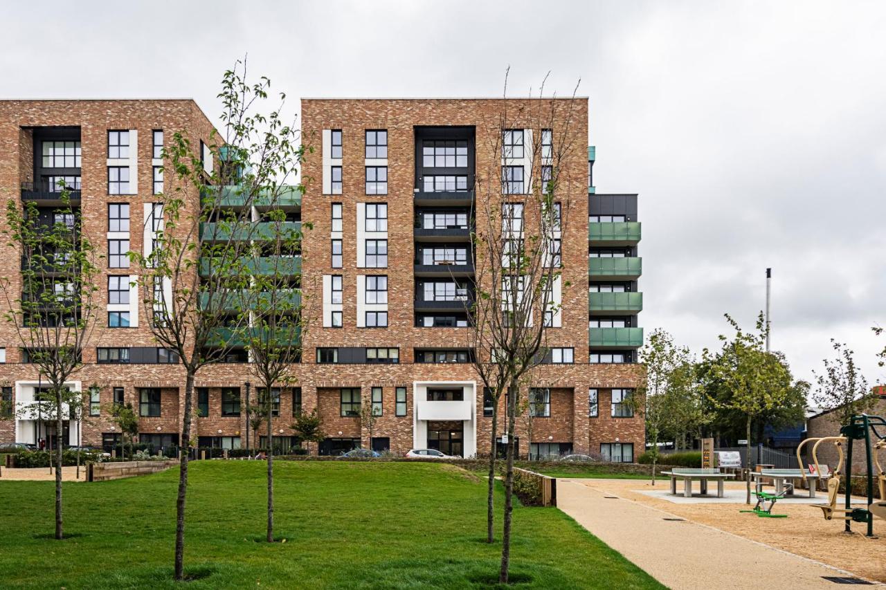 Chiswick Park 3 Bed 3 Bath West London - Parking Apartment *