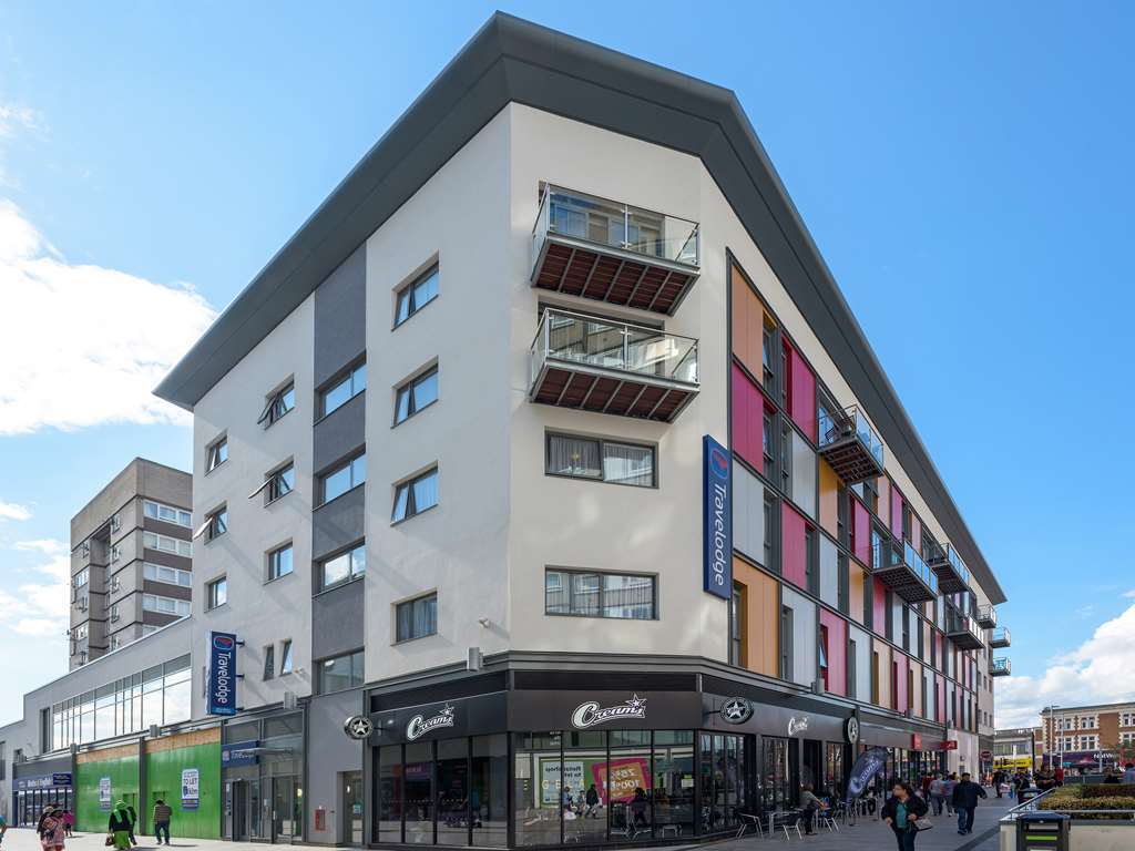 Travelodge London High Road Hotel 3*
