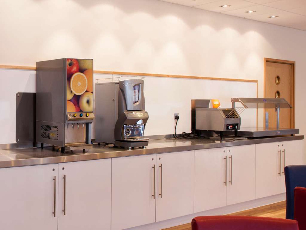 Travelodge London High Road Hotel