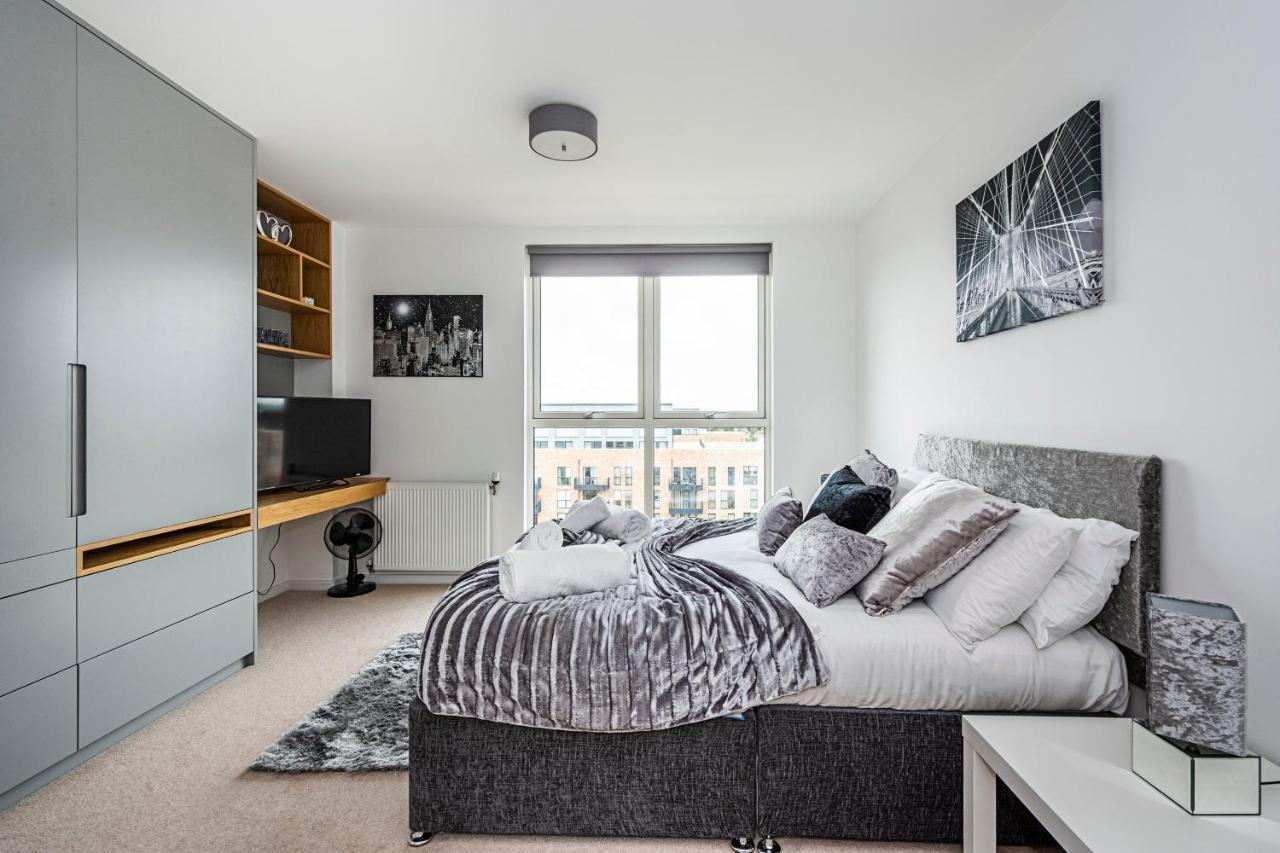 Chiswick Park 3 Bed 3 Bath West London - Parking