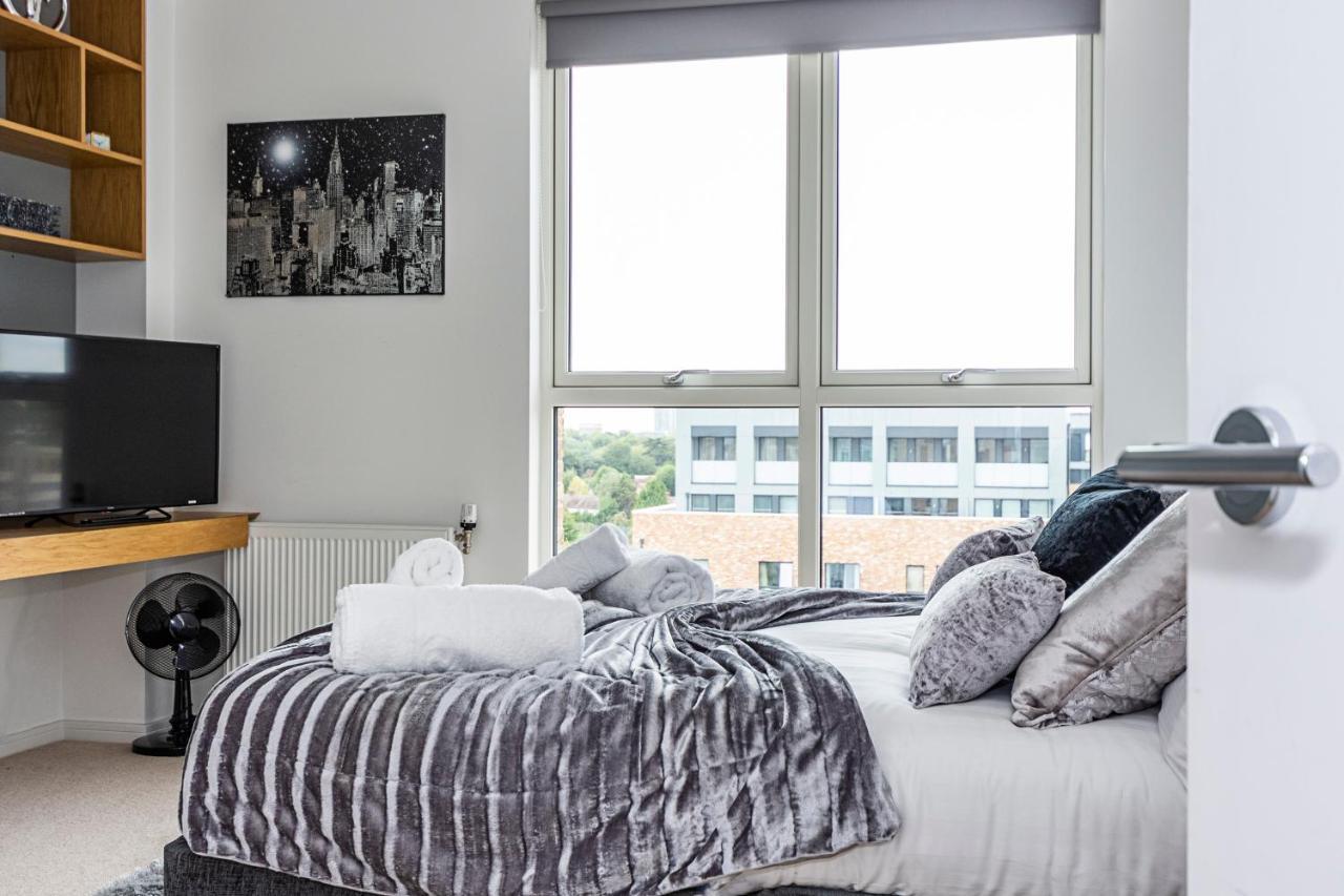 Chiswick Park 3 Bed 3 Bath West London - Parking Apartment