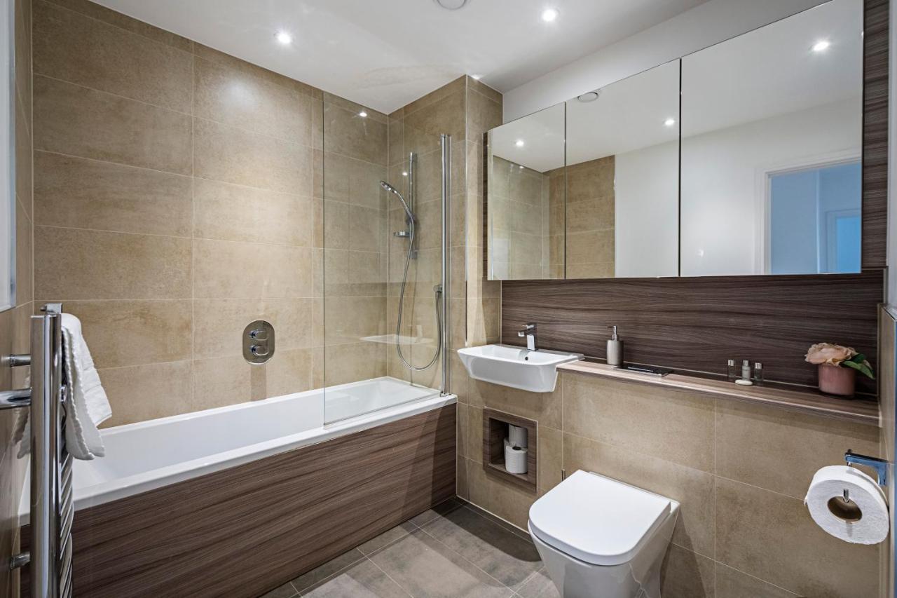 Chiswick Park 3 Bed 3 Bath West London - Parking Apartment