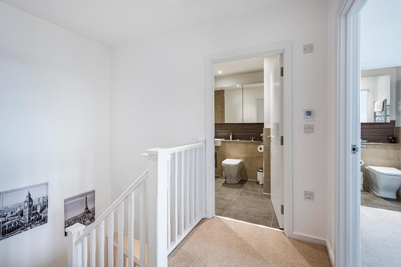 Apartment Chiswick Park 3 Bed 3 Bath West London - Parking