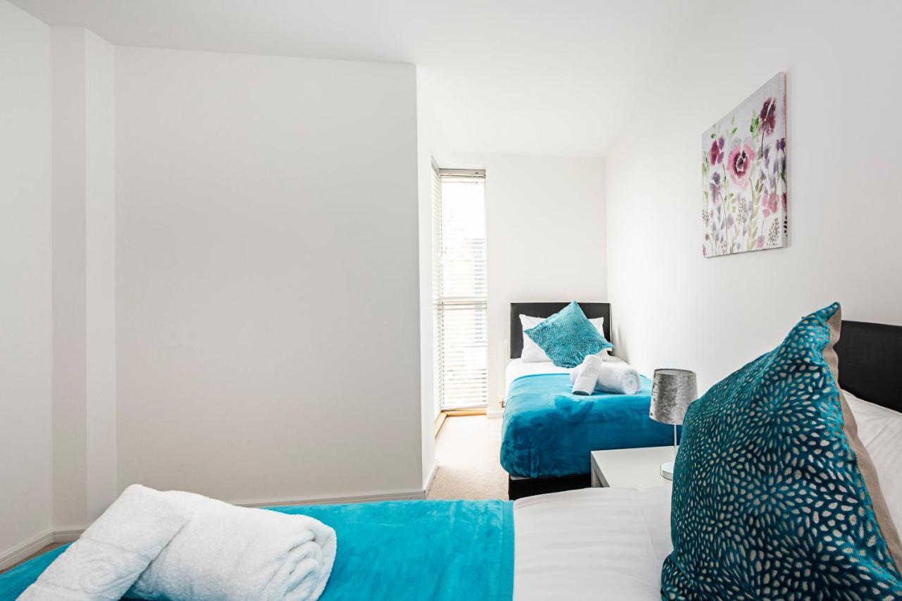 Chiswick Park 3 Bed 3 Bath West London - Parking Apartment London