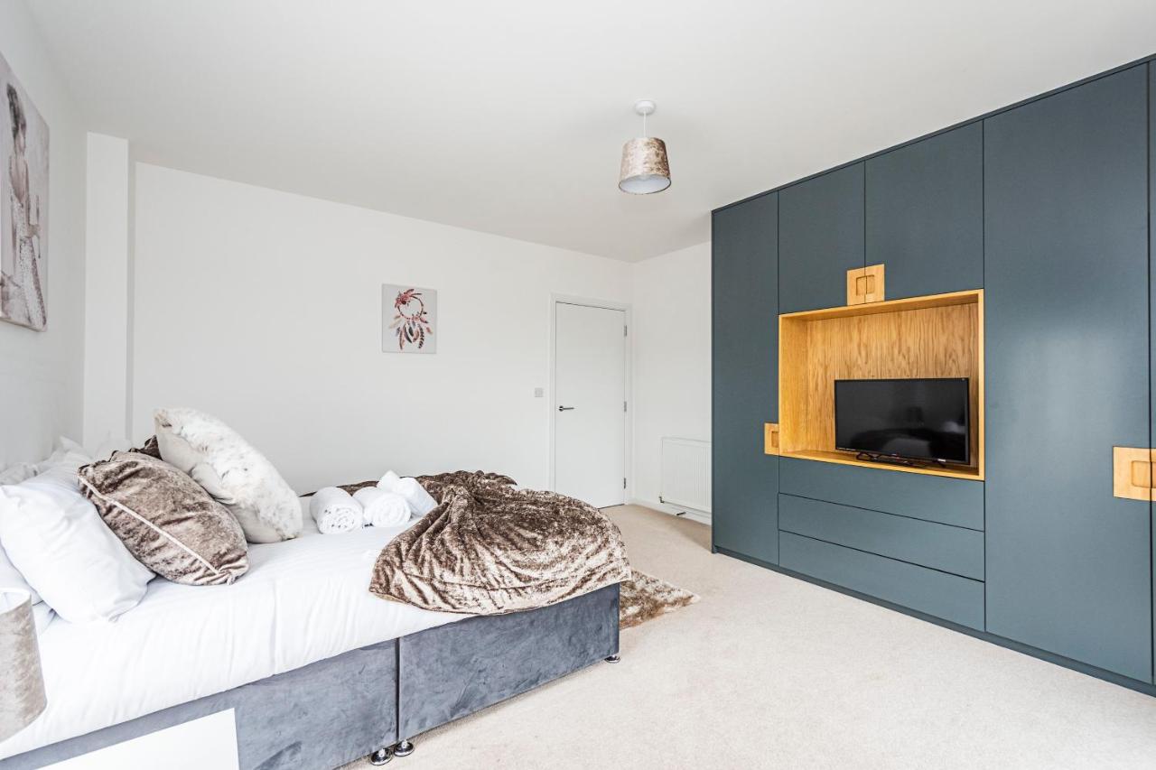 Chiswick Park 3 Bed 3 Bath West London - Parking