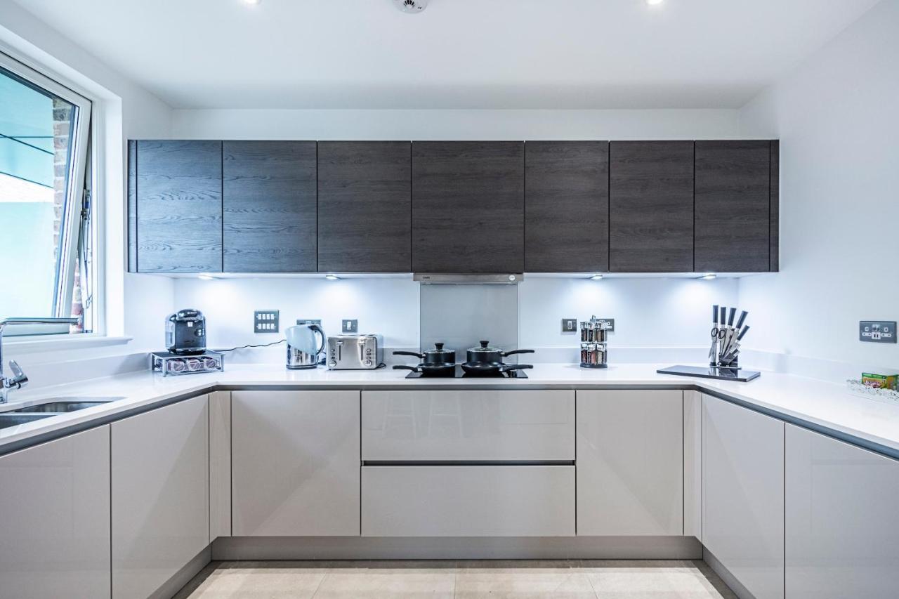 Chiswick Park 3 Bed 3 Bath West London - Parking London