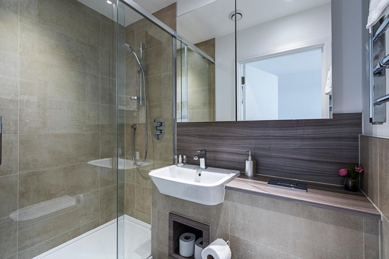 Chiswick Park 3 Bed 3 Bath West London - Parking Apartment *