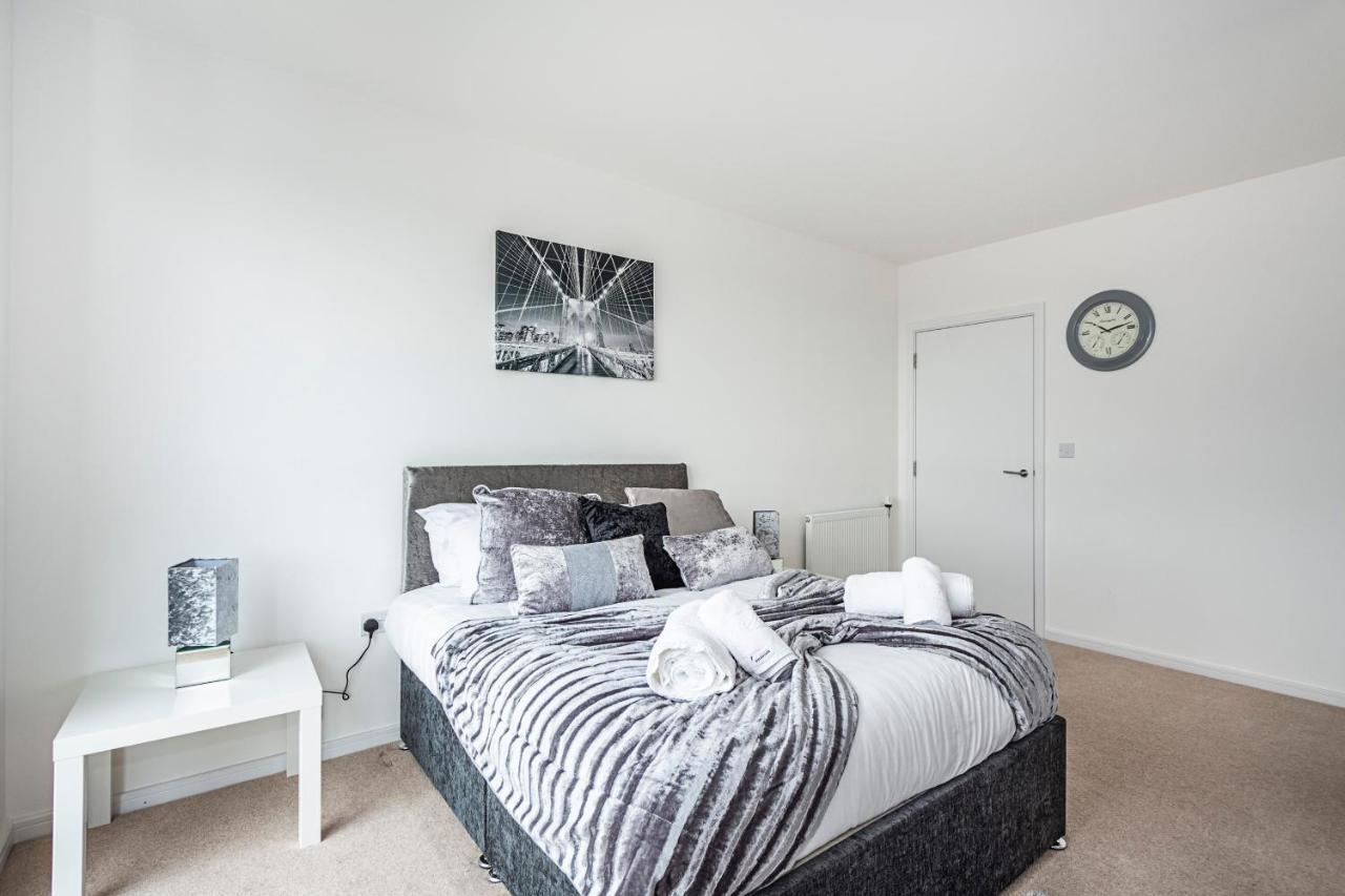 Chiswick Park 3 Bed 3 Bath West London - Parking London