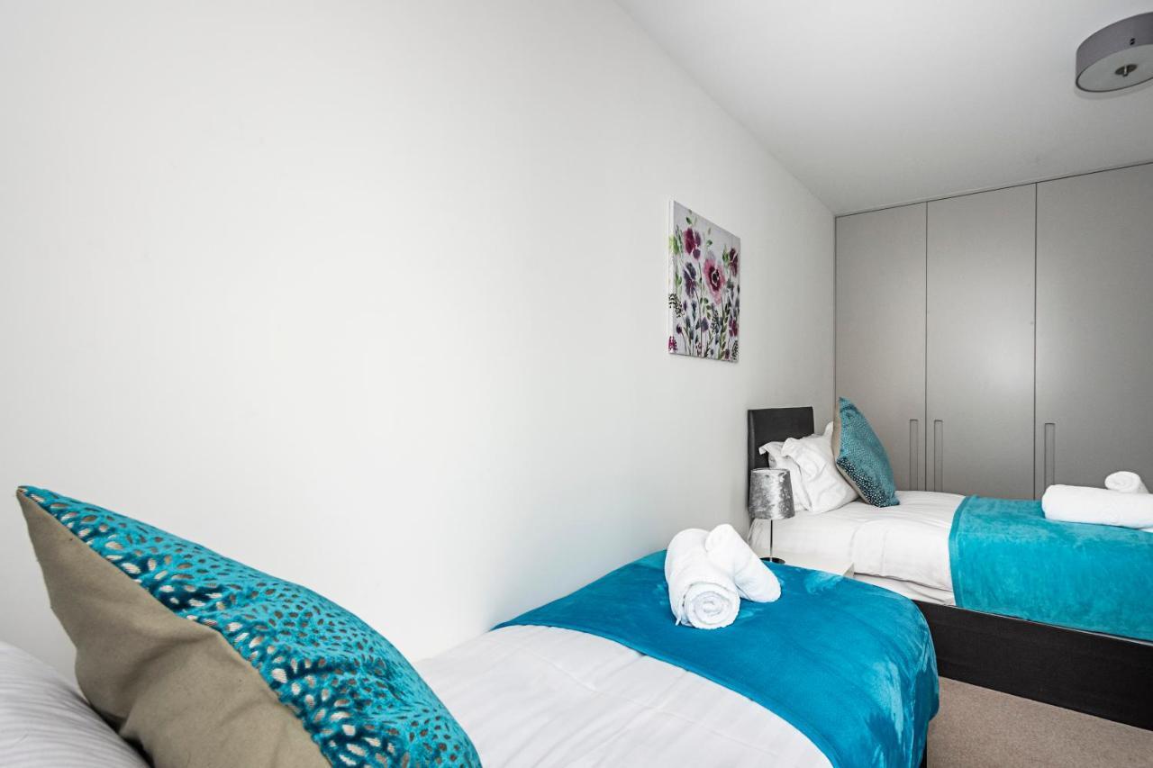 Chiswick Park 3 Bed 3 Bath West London - Parking Apartment *