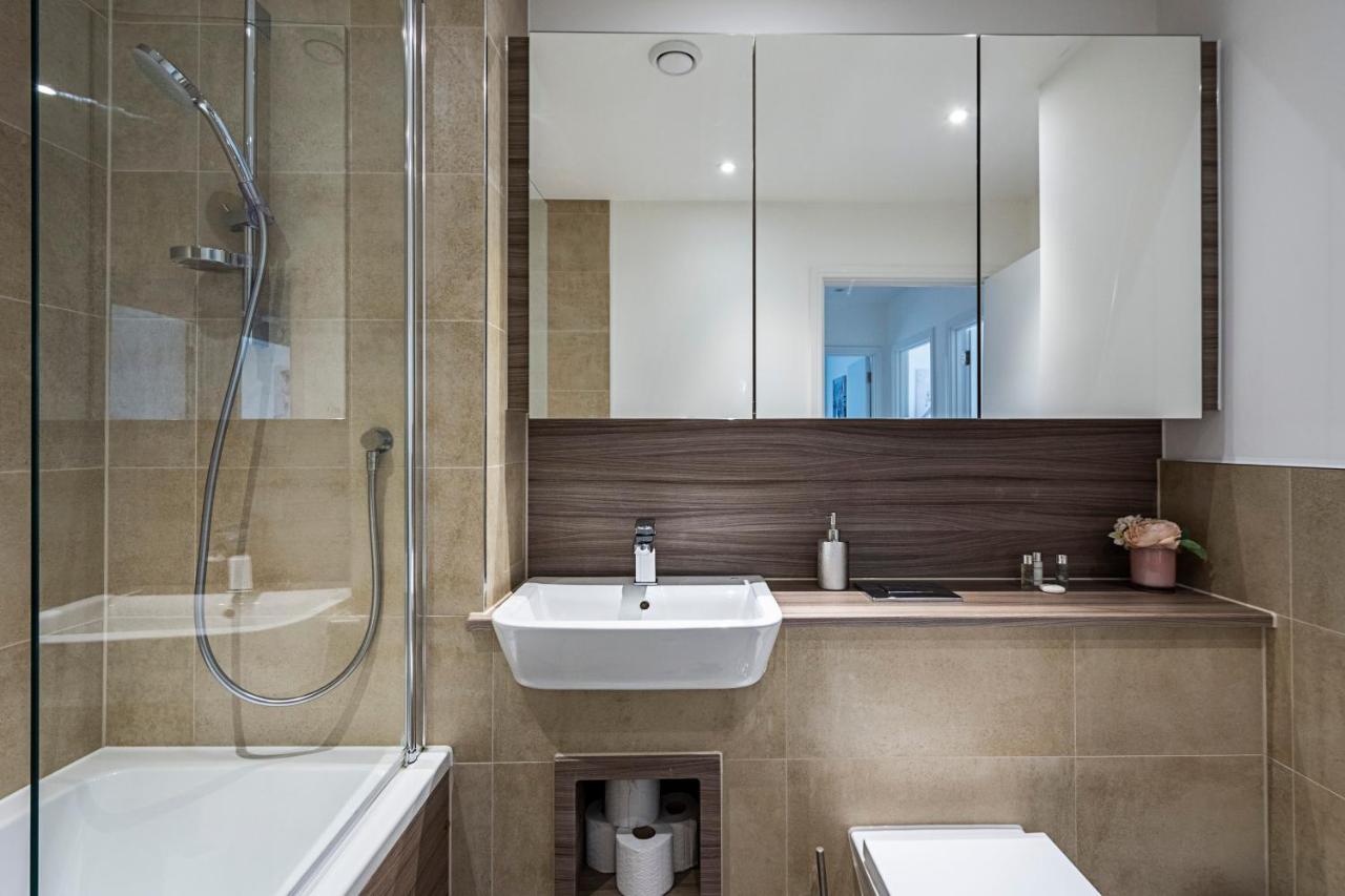 Chiswick Park 3 Bed 3 Bath West London - Parking Apartment