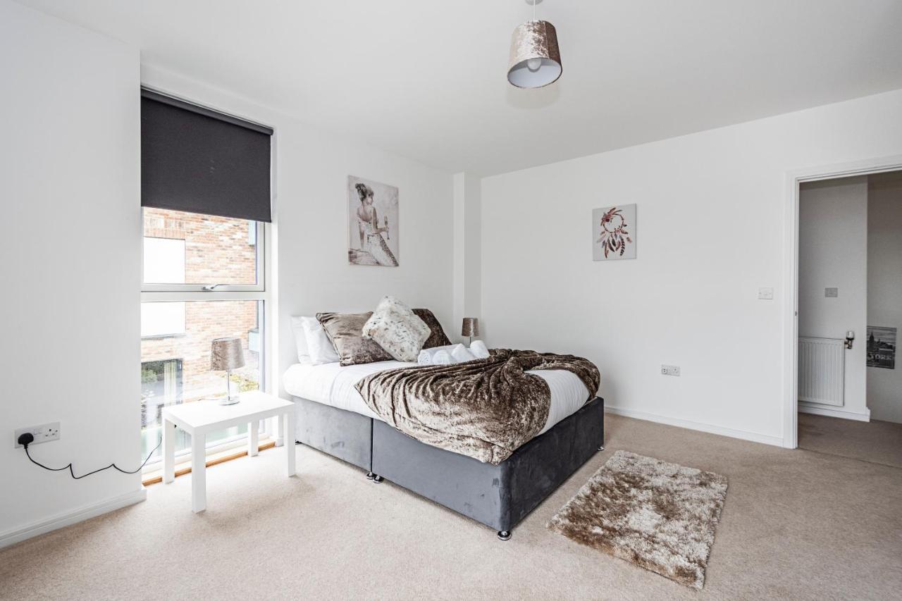 Chiswick Park 3 Bed 3 Bath West London - Parking Apartment