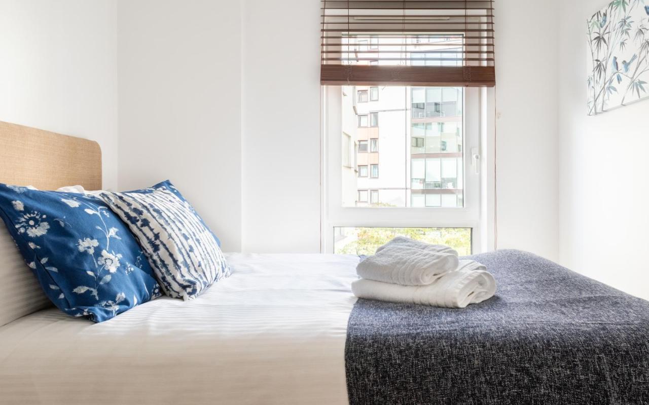 Fabulous 3 Bed 2 Bath Near Victoria Station Apartment *
