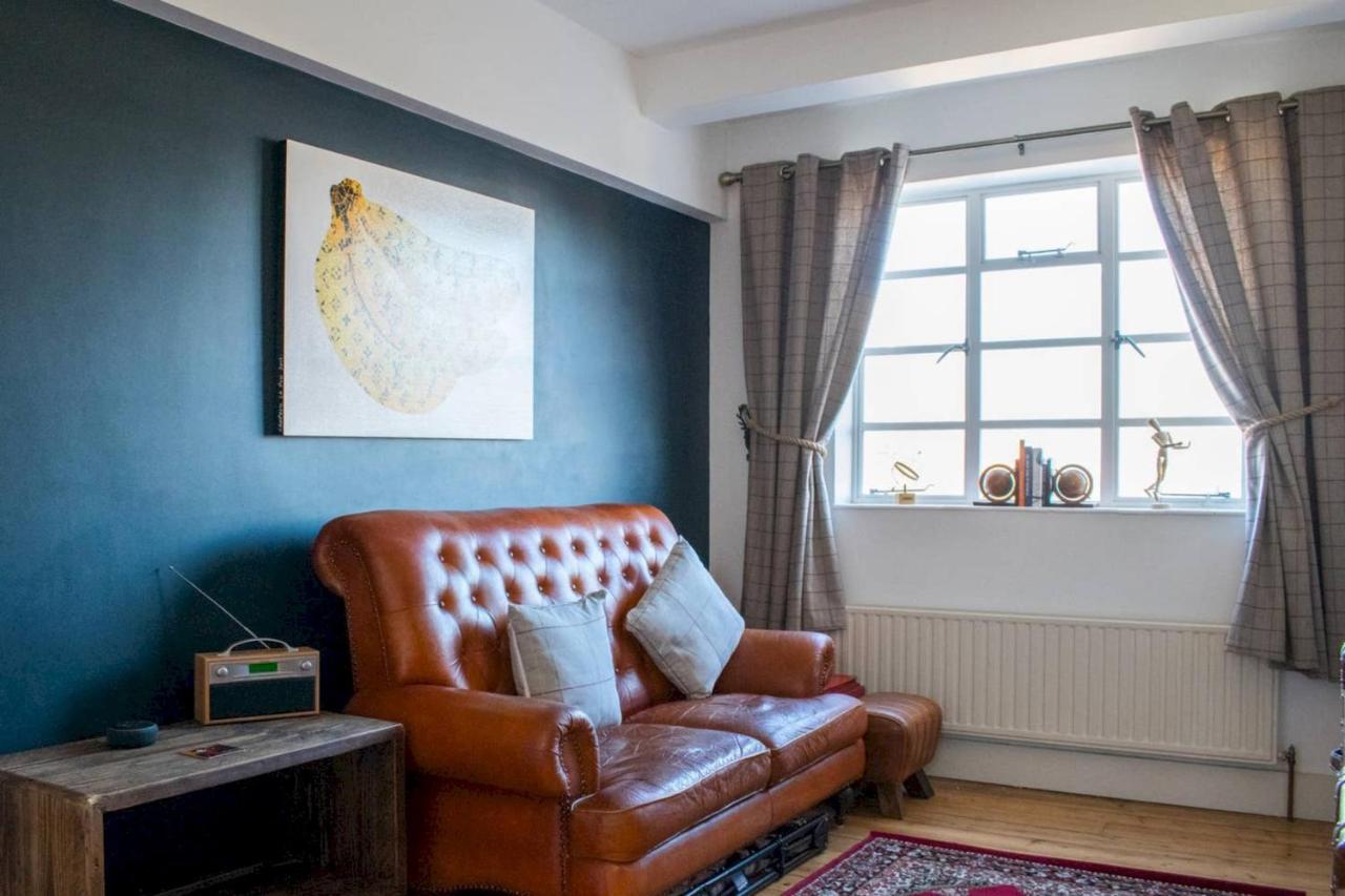 Beautifully Decorated Contemporary 2 Bedroom Flat * London