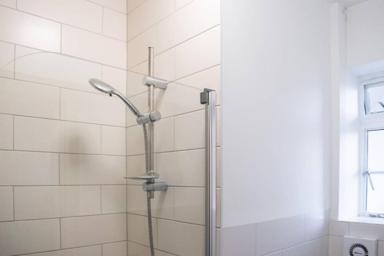Beautifully Decorated Contemporary 2 Bedroom Flat * London