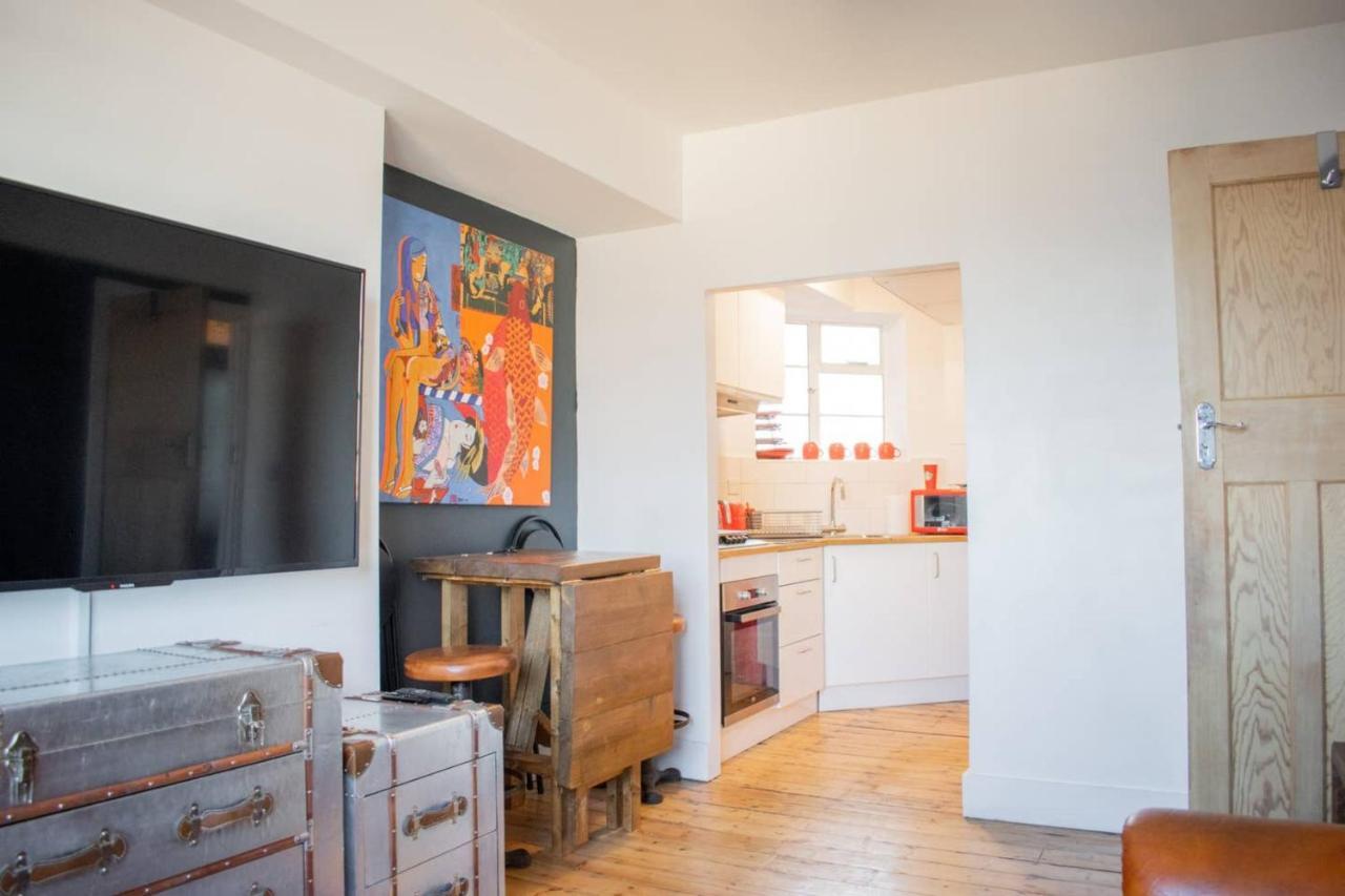 Beautifully Decorated Contemporary 2 Bedroom Flat Apartment *