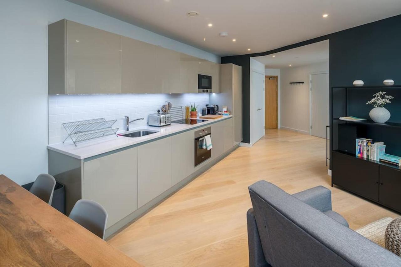 Modern 2 Bed Sleeps 6 W Gym & Balcony In Southwark *