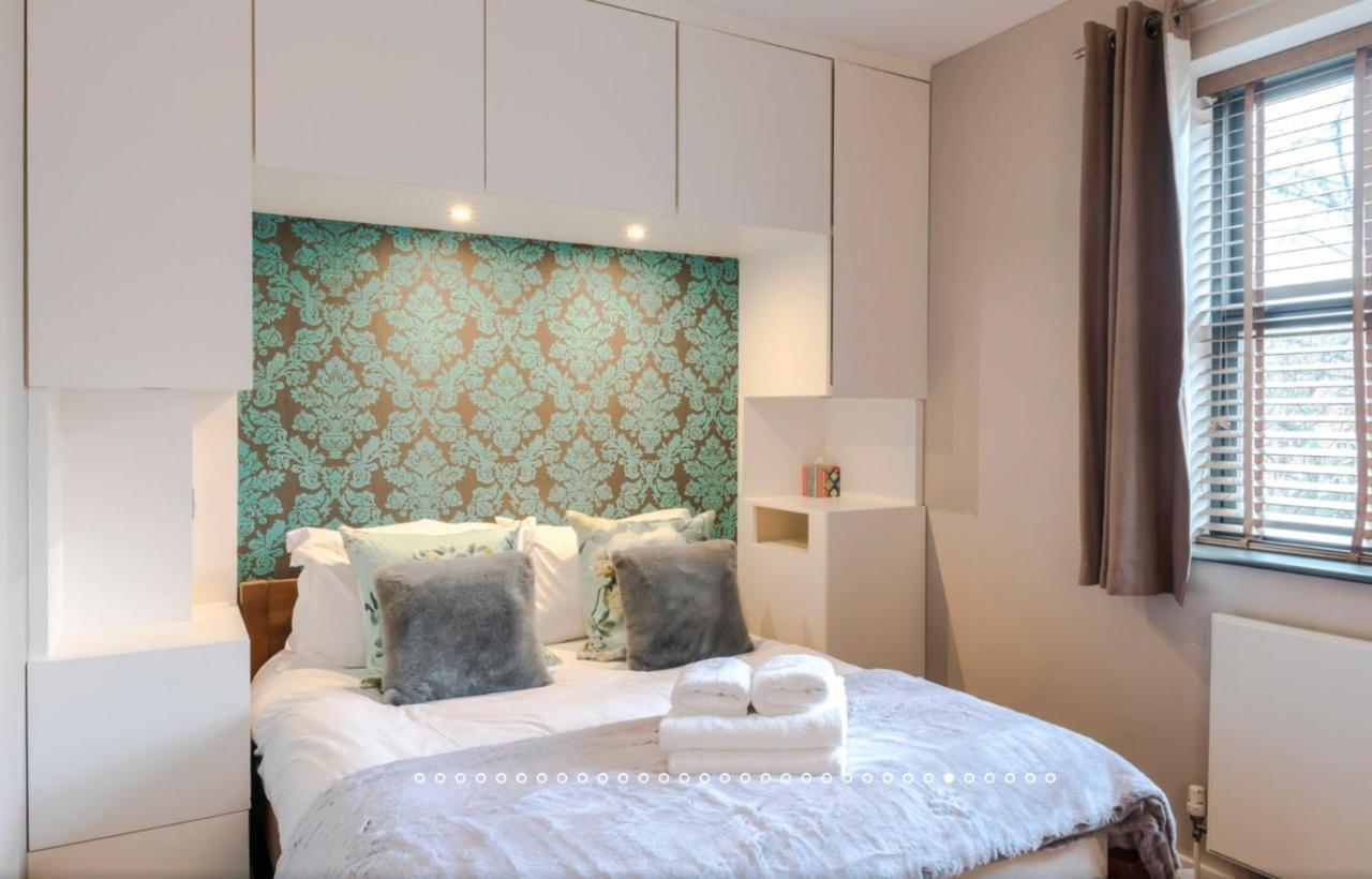 Neon Melody - Playful 2 Bedrooms By Bridge Apartment London